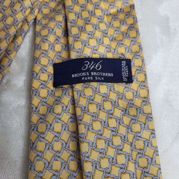 Brooks Brothers 346 Silk Tie. Elegant Yellow Geometric Pattern. - Picture 6 of 7